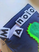 Cargar imagen en el visor de la galería, LAS LETRAS SE DESPRENDEN POR MEDIO DE VELCRO EN DONDE PODRAN APRENDER A ARMAR SU NOMBRE E IDENTIFICAR LETRA POR LETRA.